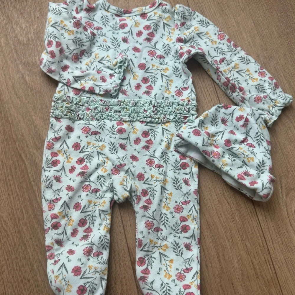 Laura Ashley Baby Floral Print 6-9M Button Up Sleeper with Matching Hat